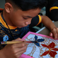 Kraf: Bahagian dari kehidupan sehari-hari Kraftangan bukanlah sesuatu yang  terpinggir dari hidup kita. Kebanyakan perkara atau benda dalam hidup kita  setiap hari terbina daripada kraftangan. Bakul yang kita guna ke pasar pagi,