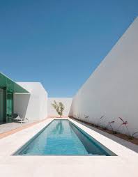 Transmitiendo La Tradicion Mediterranea A Traves De Piedras Naturales Selectas Sharing The Me Swimming Pool Landscaping Swimming Pools Backyard Architecture