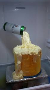 Schwebende Bierdose Torte Mit Mousse Au Chocolat Gefullt Der Schaum Ist Vanille Buttercreme Vanille Buttercreme Motivtorten Buttercreme