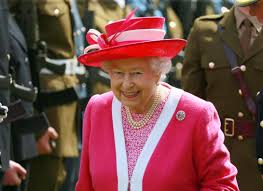 With the birth of prince harry and meghan, duchess of sussex's new daughter, the queen added yet another little one to her royal brood. Queen Elizabeth Das Geheimnis Ihrer Perlenkette