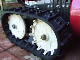 Honda hs1332 vs ariens 28 sho snowblower track vs wheel showdown. A Review Of The Honda Hs928 Track Drive Snow Blower Axleaddict
