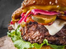 100% beef patty, american cheese, gherkins, gem lettuce, onions, beefy tomatoes, burger sauce, brioche bun. Ein Kostliches Und Saftiges Burger Haus Im Rustikalen Stil Foto Vorratig Crushpixel