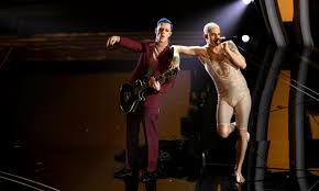 Achille lauro è il protagonista indiscusso della 70esima edizione del festival di sanremo, a ogni apparizione sul palco dell'ariston sfoggia dei travestimenti originali che gli permettono di trasform Ecco Perche Achille Lauro Si E Vestito Con Una Tutina Dorata A Sanremo 2020 Radio 105