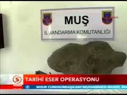 Muş'un malazgirt ilçesinde roma ve urartu dönemine ait olduğu değerlendirilen tarihi eserler ele geçirildi, olayla ilgili bir şüpheli gözaltına alındı. Mus Un Bulanik Ilcesinde Kacak Tarihi Eser Operasyonu Youtube
