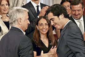 La esposa del capitán de la selección chilena utilizó su instagram para compartir con sus seguidores una romántica foto en dodne aperece junto al Briones Llega A Hacienda En Busca De Dialogo Por Reformas La Tercera