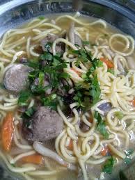 Tulang/daging puri tomato sayur mee kuning bawang mee kuah daging 1st time cuba masak & 1st time try makan juga.definitely masuk fav list kitorang. Namakucella Mee Sup Bebola Daging