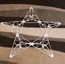 Sowohl in geschäften als auch im privaten umfeld werden kleiderbügel aus kunststoff häufig eingesetzt. Drahtbugel Lichterketten Weihnachtsdeko Balkonundgarten Holiday Crafts Christmas Hanger Crafts Christmas Decorations Diy Outdoor