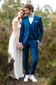 En même temps, il a un air beaucoup plus frais que les costumes classiques en couleur noire. Collection Costumes De Mariage Samson Sur Mesure