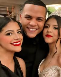 Damos infinitas gracias a Dios por tu vida Helen Marie, hoy te vemos llegar  a tus 15 años y estamos felices por ello. Sabes de mis deseos para ti,  siempre las madres