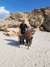 הכוכבת הצעירה חגגה יום הולדת 17 במסיבה ענקית עם כל החברים המפורסמים שלה. ×'×œ ×•××œ×™×Ÿ ×¢×•×©×•×ª ××ª ×ª×œ ××'×™×'