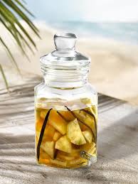 Dans Un Grand Recipient Refermable Versez Un Litre De Rhum Epluchez L Ananas Et Coupez Le En Morceaux Incorporez La Gou En 2020 Rhum Arrange Ananas Rhum Arrange Rhum