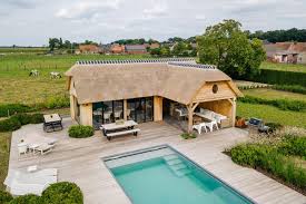 eikenhouten poolhouse met lounge rietdak ref snvd vanhauwood zwembadhuis zwembad huizen tuin uitbouw