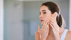 Untuk menghilangkan jerawat secara alami, disarankan untuk membersihkan wajah menggunakan sabun berbahan lembut secara rutin. 13 Cara Menghilangkan Jerawat Secara Alami Dalam Waktu Singkat