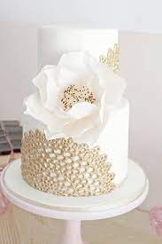 Suivez les étapes faciles ci dessous et vous ne battez les blancs en neige bien fermes et ajoutez les à la préparation sans trop les casser, des morceaux peuvent rester ce n'est pas grave ! White Ivory Wedding Gold Lace On Ivory Wedding Cake 2030069 Gateau Mariage Beau Gateau Gateau Magnifique