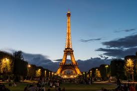 Montage de timelapses réalisés à paris (tour montparnasse, ecole militaire, orsay et parc de belleville). Tour Eiffel De Nuit Et Droit A L Image Attention A La Violation