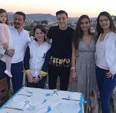Özellikle mesut özil'in babası araştırılıyor. Mesut Ozil Aileye Girdi