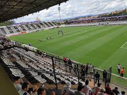 The stadium holds 17,724 people. Bragantino Aproveita Pausa Devido A Pandemia E Faz Reforma No Nabizao Bragantino Ge