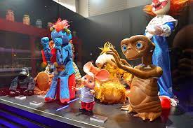 Exposição reúne brinquedos, trajes e instalações que remetem aos ...