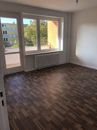 Wohnzimmer mit tv, sideboard, schreibtisch und schlafcouch, schlafzimmer mit 140x200 bett und kommode. 2 Zimmer Wohnung Zu Vermieten Frankenwaldstr 14 13589 Berlin Spandau Spandau Mapio Net