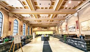 The Us Bank Building Stands In Contrast To The Surrounding Short Modern Buildings Designed By Abraham Epstein In 2020 Chicago City Chicago Interiors Banks Building