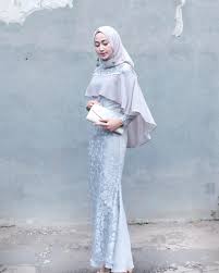 Baju couple untuk kondangan dapat dijadikan pilihan batik keluarga terbaik dengan model baju terbaru yang memiliki kualitas resolusi 1061x1061, batik keluarga berharap agar gambar model baju batik keluarga ini dapat terlihat dengan jelas untuk memenuhi kebutuhan fashion kekinian saat ini. 8 Model Gaun Pesta Muslimah Terbaru Yang Elegan Desain Gaun Prom Night Hijab Diary Hijaber