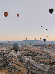 Because of its surreal, otherworldly features, it is one of the most popular destinations in the world for hot air. Una Tipica Postal De Capadocia En Turquia Capadocia Turquia Viagens Fotos De Paisagem
