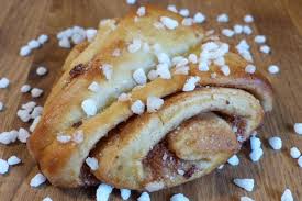 Le Recette Des Legendaires Brioches Scandinaves A La Cardamome Et A La Cannelle A Deguster Chaudes Pour Un Moment D Recette Brioche A La Cannelle Alimentation