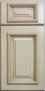They can be paired with any colours of your choice so you will not find any trouble when it comes to glass doors also embellish the cabinets, creating a perfect display in your kitchen. Antike Weisse Kuchenschranke Mit Schokoladenglasur Google Search Kuche Deko Antique White Kitchen Cabinets Glazed Kitchen Cabinets White Kitchen Cabinets