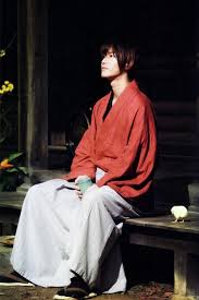 《浪客剑心最终章》杀青照，导演大友啓史和主演佐藤健 另外，主演 佐藤健 和导演大友启史的杀青照曝光，佐藤健长发剑士装扮，英气逼人。 照片中，佐藤健还拿着漫画原作者和月伸宏赠送的签名海报，上面写着由衷感谢你演绎剑心这一角色! ä½è—¤å¥ æµªå®¢å‰'å¿ƒ å †ç³– ç¾Žå›¾å£çº¸å…´è¶£ç¤¾åŒº