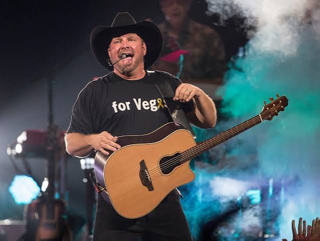 Garth Brooks lives up to '90s lore in Indianapolis