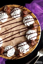 De vulling smaakt naar de vulling van kinderbueno zelf, maar dan wat frisser door de kwark. No Bake Kinder Bueno Cheesecake Step By Step Picture Recipe