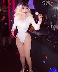 Lin may buscará someterse a nuevas cirugías plásticas para recibir el 2020 , pues ha confesado que desea arreglarse la cara y el busto antes de que acabe este año. Lyn May Revela Su Romance Con Juan Gabriel Y Habla De Su Supuesta Hija Juntos Erizos