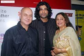 Chandigarh nodal officer issued the notice to kher, stating'you have shared video on twitter account which shows children being used for campaign through slogans 'vote for kirron kher'and 'abki baar. Kirron Kher Age Husband Son Twitter Family Biography Wiki Images Actresses Kirron Kher Biography