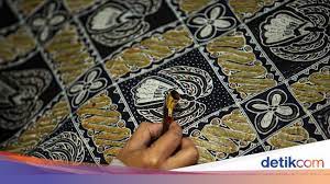Alat membatik yang digunakan untuk mengambil lilin batik atau malam dan menggambarkannya pada kain adalah. Ragam Hias Geometris Dan Macam Ciri Serta Contoh
