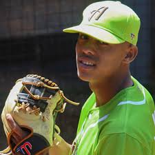 Lanzadores Alexander Valiente y Renyi Membrives se van de Cuba