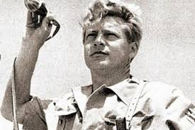 Právě na štědrý den se roku 1920 narodil v domě, který stál na svahu kopce kotouč nedaleko štramberka a patřil správě místních vápencových lomů, . Klub H Z Spolek Pro Vyuziti Odkazu Jiriho Hanzelky A Miroslava Zikmunda