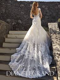 Spitzenbesetztes Brautkleid Im Fit And Flare Stil Mit Langer Schleppe Schone Brautkleider Brautmode Kleid Hochzeit