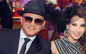 شنت والدة الشاب السوري القتيل، الذي اقتحم منزل الفنانة اللبنانية، نانسي عجرم، هجومًا شرسًا على الأخيرة وزوجها، مستنكرة تصريحات نانسي عجرم التي أنكرت عمل الشاب في فيلتها. Ø¨Ø§Ù„ÙÙŠØ¯ÙŠÙˆ Ø¸Ù‡ÙˆØ± Ù…ÙØ§Ø¬Ø¦ Ù„Ù†Ø§Ù†Ø³ÙŠ Ø¹Ø¬Ø±Ù… ÙˆØ²ÙˆØ¬Ù‡Ø§ Ù…Ù† Ø´Ø±ÙØ© Ù…Ù†Ø²Ù„Ù‡Ù…Ø§ Ø§Ù„Ù†Ù‡Ø§Ø± Ø£ÙˆÙ†Ù„Ø§ÙŠÙ†