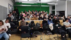 Wir suchen kollegen, die was aushalten. Huawei Cases Und Donald Trump Ruckblick Zum Gastvortrag Von Max Lederer Jung Von Matt Brand University