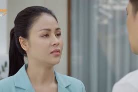 Sau khi đối chất chuyện quá khứ trong bệnh viện, bà cúc đã đau đớn tiết lộ tin này cho kiên. Amwb1bu Gfocxm