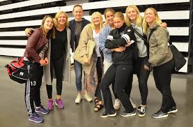 Handboll är en inomhussport som spelas på en 40 meter lång och 20 meter bred. Annette Andersson Handbollsfreak Twitter