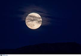 Πανσέληνος ονομάζεται η σεληνιακή φάση κατά την οποία η σελήνη, ο μοναδικός δορυφόρος της γης, φαίνεται «πασιφαής», δηλαδή ολόκληρο το στραμμένο προς την γη ημισφαίριό της φαίνεται ως ένας πλήρης φωτεινός κυκλικός δίσκος. Mple Feggari To Sabbato H Deyterh Panselhnos Toy Oktwbrioy