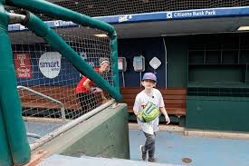 Phillies Stars Bring Joy to Boy Battling Cancer: See the Heartwarming Moment! - Imagen principal del artículo