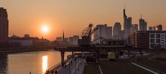 A study in experimentation and temptation, enter a decadent and twisted world, 12 storeys above, and far removed from the corporate streets of the city below. Die Schonsten Rooftop Bars In Frankfurt Prinz