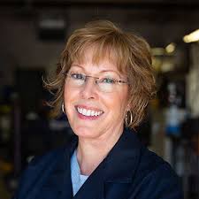 Leann Kinney's Instagram, Twitter & Facebook