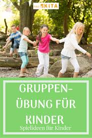 Gruppenubung Fur Kinder Spielen Mit Kindern Draussen Im Sommer In Der Kita Bei Der Gemeinschaftsubung Den Knoten Losen Arbeiten Die Kinder Gemeinsam An Ei 2020