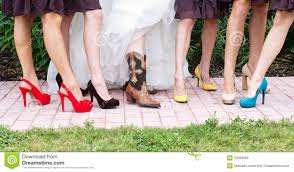 Une paire d'escarpins est une valeur sûre, à condition de ne pas se tromper dans le talon. Les Chaussures De La Demoiselle D Honneur Coloree Image Stock Image Du Chaussures Reception 33069689