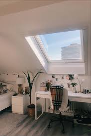 Heller Arbeitsplatz Unterm Dachfenster Zimmer Mit Dachschrage Einrichten Zimmer Einrichten Jugendzimmer Dachzimmer Einrichten