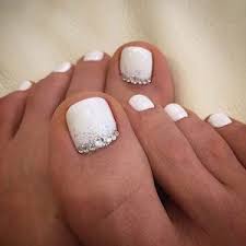 Diseños de uñas para pies que son rápidos y bonitos 1 uñas blancas pocas veces nos aventamos a tratar con el color blanco, pero si eres de piel morena la verdad es que van a lucir mucho. Unas De Pies Blancas Con Piedras