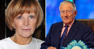 Anne robinson joined rachel riley and susie dent on the set of countdown ahead of becoming the first female host in the show's history. Anne Robinson Confirmed To Replace Nick Hewer As Host Of Countdown Metro News